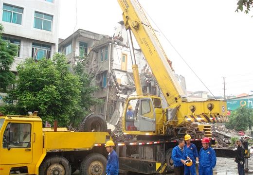 都江堰荷花池正大門(mén)旁的廢墟為救出幸存者而商討救援方案_看圖王.jpg